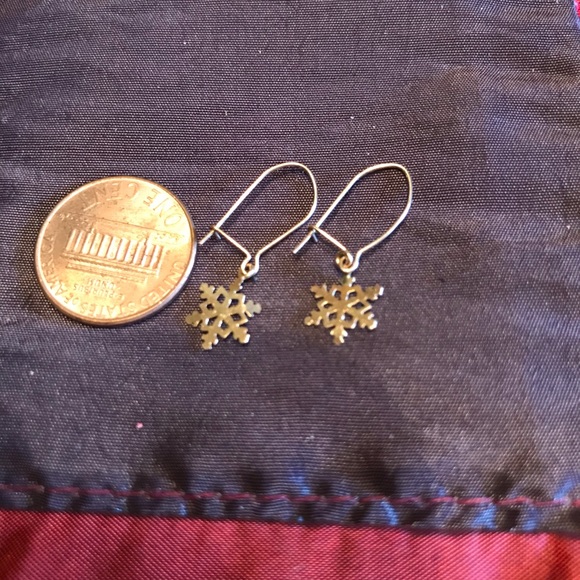 sold———————___GOLD SNOWFLAKE EARRINGS - Picture 5 of 5